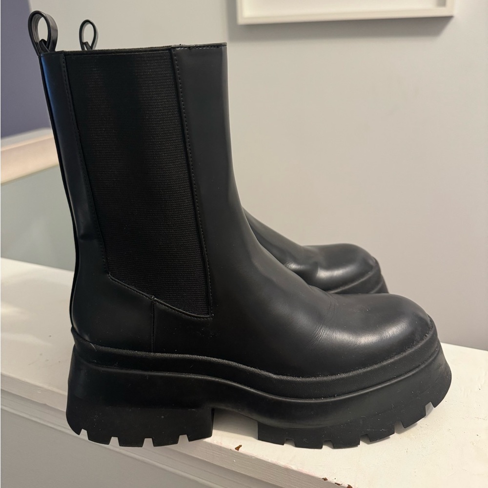 Black chunky Zara boots, size 7.5, runs big